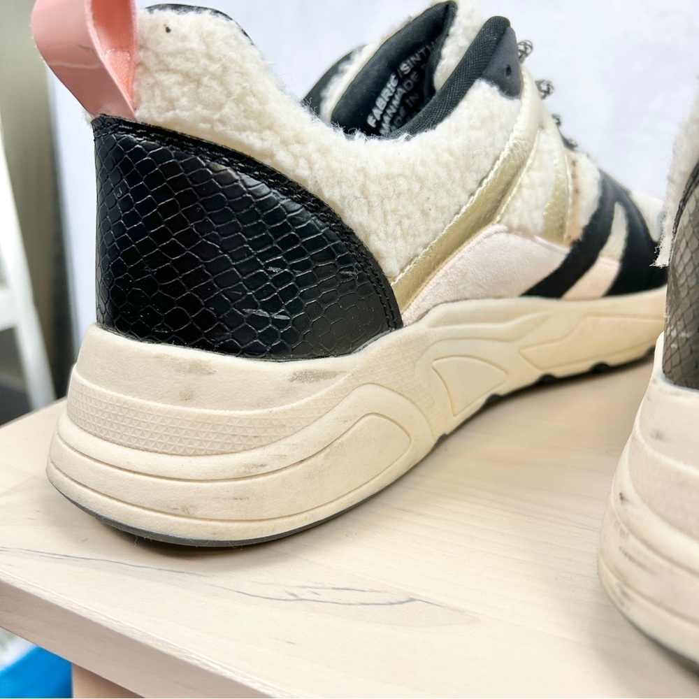 Stylish Women's Sneakers in Black, Cream, and Gold - Picture 4 of 7